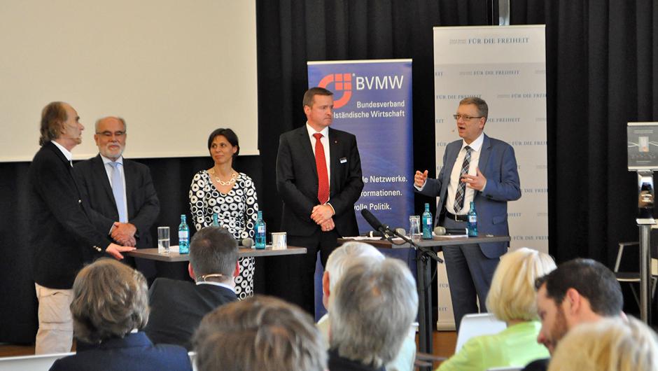 v. l. n. r.: Prof. Dr. Dr. Frank Peschanel, Dr. Herbert Hirschler, Marion Gottschalk, Rüdiger Muth und Manfred Köhler